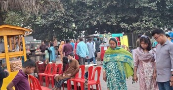 ফুচকা-ঝালমুড়ি আর ঘোড়ার গাড়ি: ছুটির ঢাকায় সংসদ ভবনের সামনে ভিন্ন দৃশ্য