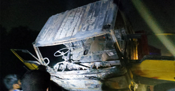 গাজীপুরে সিমেন্টবোঝাই ট্রাকে আগুন