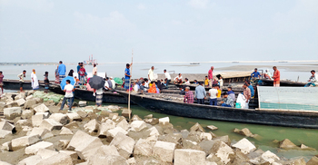 বালাসী-বাহাদুরাবাদ রুটে বন্ধ লঞ্চ, নৌকায় ঝুঁকি নিয়ে পারাপার