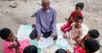 অভাব-অনটনে পিষ্ট, তবুও শিশুদের ১ টাকায় পড়ান লুৎফর রহমান