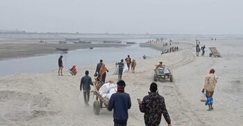 খরস্রোতা ব্রহ্মপুত্রের বুকজুড়ে ধু ধু বালুচর, বিপর্যস্ত জীবন