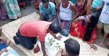 পুকুরে পড়া ফুটবল তুলতে গিয়ে ডুবলো শিশু