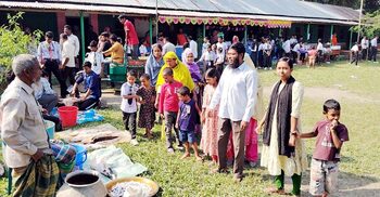 টিফিনের টাকা বাঁচিয়ে অসহায়দের পাশে শিক্ষার্থীরা