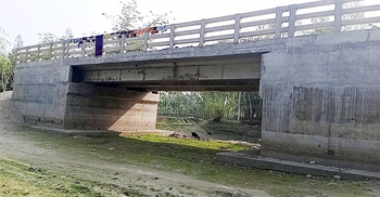 বদ্ধ জলাশয়ে সেতু, জলে কোটি টাকা