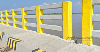 ভাসানী সেতুতে মরণফাঁদ হয়ে দাঁড়িয়েছে রেলিংয়ের ফাঁকা স্থান