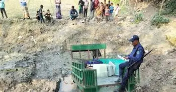 গাইবান্ধায় নির্বাচনি সরঞ্জামসহ পিকআপ খাদে, আহত ৩