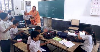 শিক্ষার্থীতে ঠাসা কিন্ডার গার্টেন, ফাঁকা সরকারি বিদ্যালয়