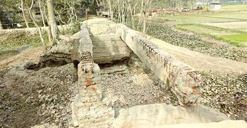 ব্রিজ ভেঙে বাড়ি নিয়ে গেলেন চেয়ারম্যান