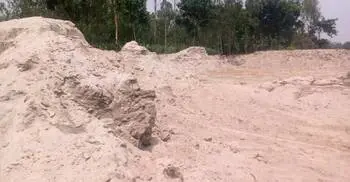 প্রশাসনের জব্দ করা বালু লুট, নিলাম কার্যক্রম স্থগিত