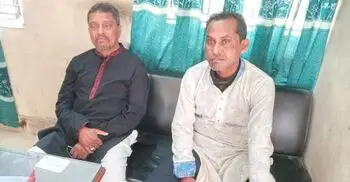 শহীদ মিনারে ফুল দিতে গিয়ে আওয়ামী লীগের দুই নেতা গ্রেফতার