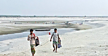 নাব্য সংকটে বন্ধ নৌচলাচল, মাইলের পর মাইল হেঁটে বালুচর পাড়ি