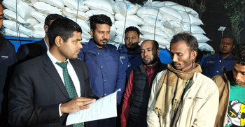 গাইবান্ধায় পাচারকালে ট্রাকবোঝাই সার জব্দ, চালকের জরিমানা