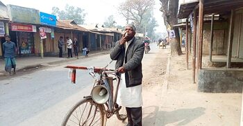 এমপি প্রার্থীর প্রচারণার সম্বল বাইসাইকেল-হ্যান্ডমাইক