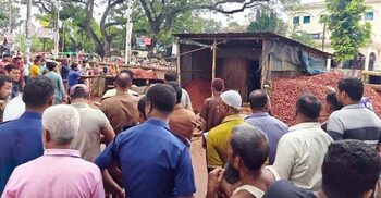 গাইবান্ধায় রেল স্টেশনে উচ্ছেদ অভিযান, ‘লোক দেখানো’ বলছেন স্থানীয়রা