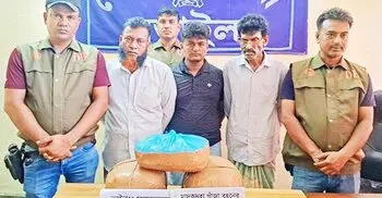 প্রাইভেটকারে গাঁজা বহনের সময় গ্রেফতার ৩