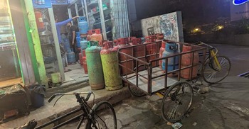 চট্টগ্রামে সিলিন্ডার গ্যাসের জন্য হাহাকার, বাড়ছে ক্ষোভ