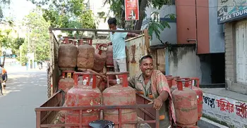 পশ্চিমবঙ্গে এক ধাক্কায় বানিজ্যিক সিলিন্ডারের দাম বাড়লো ৯৯৪ রুপি