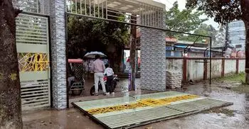 কালবৈশাখীতে ভেঙে পড়লো বিদ্যালয়ের গেট, গুরুতর আহত শিক্ষার্থী