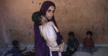 গাজায় শিশুদের দুধের বদলে পানি খাওয়াতে বাধ্য হচ্ছেন মায়েরা