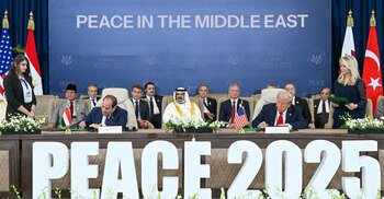 মিশরে বিশ্বের শীর্ষ নেতাদের সঙ্গে গাজা শান্তিচুক্তিতে সই করলেন ট্রাম্প