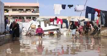 ভারী বৃষ্টিতে তলিয়ে গেছে ফিলিস্তিনিদের অস্থায়ী আশ্রয়কেন্দ্র