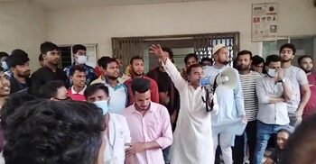 বেতন দাবির পর কারখানা বন্ধ, আন্দোলনে শ্রমিকরা