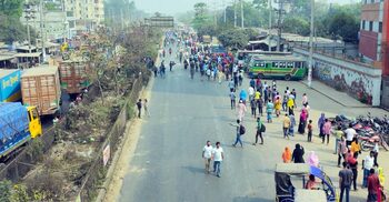 গাজীপুরে আজও শ্রমিকদের ঢাকা-ময়মনসিংহ মহাসড়ক অবরোধ