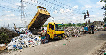 বিনোদনকেন্দ্রের পাশে ময়লার স্তূপ, দুর্গন্ধে টেকা দায়