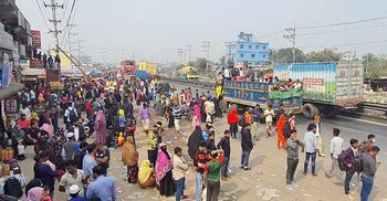 গাজীপুরে গণপরিবহন সংকট, ৪০০ টাকায় ট্রাকে উত্তরবঙ্গের পথে যাত্রীরা