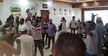 ওভারটাইম বন্ধের প্রতিবাদে ব্রি মহাপরিচালকের কার্যালয় ঘেরাও