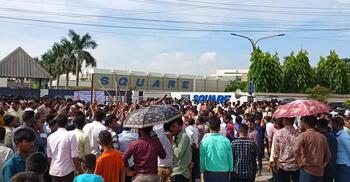 ২১ দফা দাবিতে গাজীপুরে ওষুধ কারখানার শ্রমিকদের বিক্ষোভ