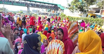 গাজীপুরে মহাসড়ক অবরোধ করে শ্রমিকদের বিক্ষোভ