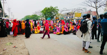 গাজীপুরে চার কারখানার শ্রমিকদের বিক্ষোভ-অবরোধ