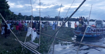 বিলে বেড়াতে গিয়ে নৌকাডুবে ৩ বন্ধু নিখোঁজ