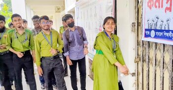 শহীদ তাজউদ্দীন আহমদ নার্সিং কলেজে তালা দিয়েছেন শিক্ষার্থীরা