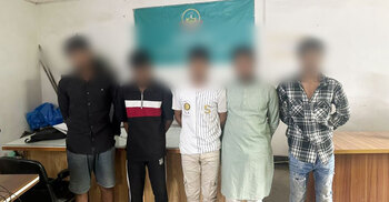 সমকামিতার জন্য জড়ো হয়ে হট্টগোল, ৫ যুবককে ধরলো জনতা