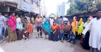 গাজীপুরে বকেয়া বেতনের দাবিতে সড়ক অবরোধ