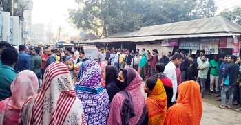 গাজীপুরে পোশাক কারখানা বন্ধ ঘোষণায় শ্রমিকদের বিক্ষোভ