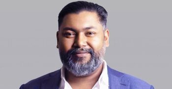 ৩০ বছর পর বাবার হারানো আসন পুনরুদ্ধার করলেন ছেলে