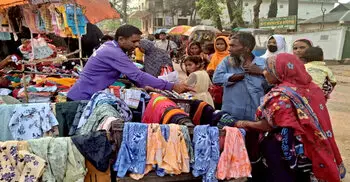 গাইবান্ধার ঈদবাজারে ফুটপাতে কেনাকাটার ধুম
