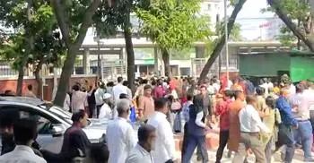 অটোপাসের দাবিতে আন্দোলনে শিক্ষার্থীরা, উপাচার্যকে হেনস্তার অভিযোগ