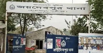 নৈশপ্রহরীর বাড়িতে ডাকাতি, বাধা দেওয়ায় গৃহকর্ত্রীকে হত্যা