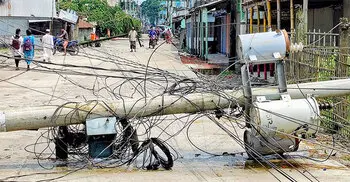 গাইবান্ধায় ঝড়ে লন্ডভন্ড বাড়িঘর, বিদ্যুৎ বিচ্ছিন্ন লক্ষাধিক পরিবার