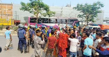 গাজীপুরে বেতনবৃদ্ধির দাবিতে মহাসড়কে শ্রমিকদের বিক্ষোভ