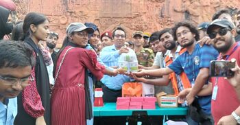 গাজীপুরে শিক্ষার্থীদের পাশে জেলা প্রশাসক