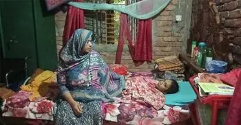 ৯ বছর ধরে বিছানায়, ২ লাখ টাকার জন্য আটকে আছে মুন্নির টিউমার অপারেশন