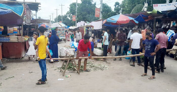 সড়ক বন্ধ করে বসেছে রথমেলা, দুর্ভোগে নগরবাসী