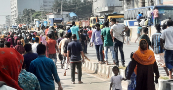 বেতন বাড়ানোর দাবিতে গাজীপুরে পোশাক শ্রমিকদের সড়ক অবরোধ