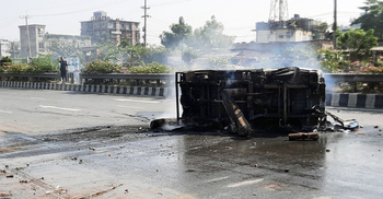 গাজীপুরে ফের শ্রমিক অসন্তোষ, পুলিশের পিকআপ ভ্যানে আগুন