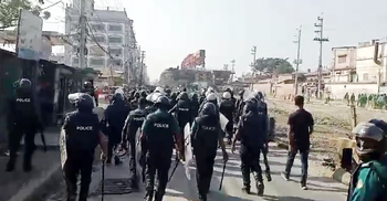 আজও পোশাকশ্রমিকদের বিক্ষোভ, সাউন্ড গ্রেনেড নিক্ষেপ